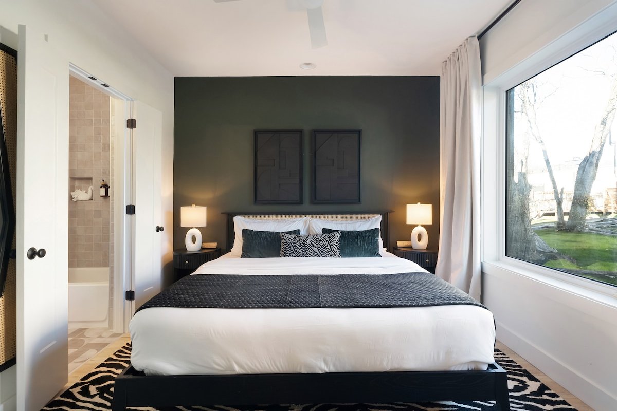 Luxury| Hot Tub| 9 Beds| Mins to Broadway gallery image 4