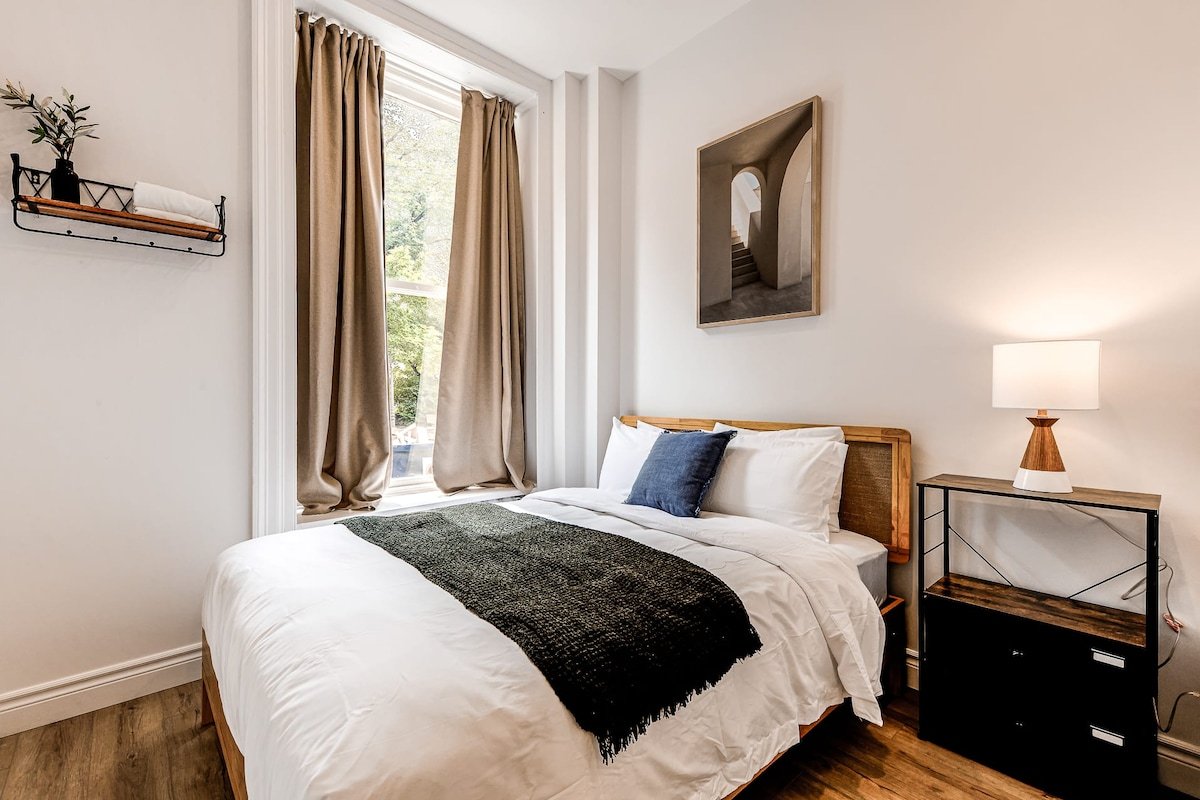 North House Historic Two Bedroom Facing Parliament gallery image 5