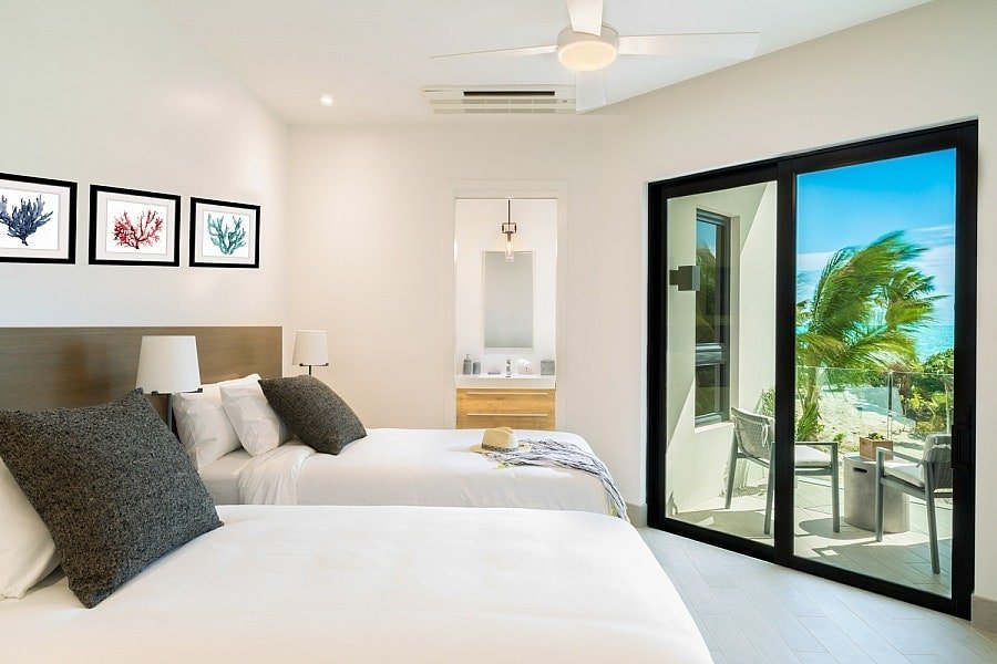 Breathtaking 2 Bedroom Penthouse on the ocean! gallery image 3