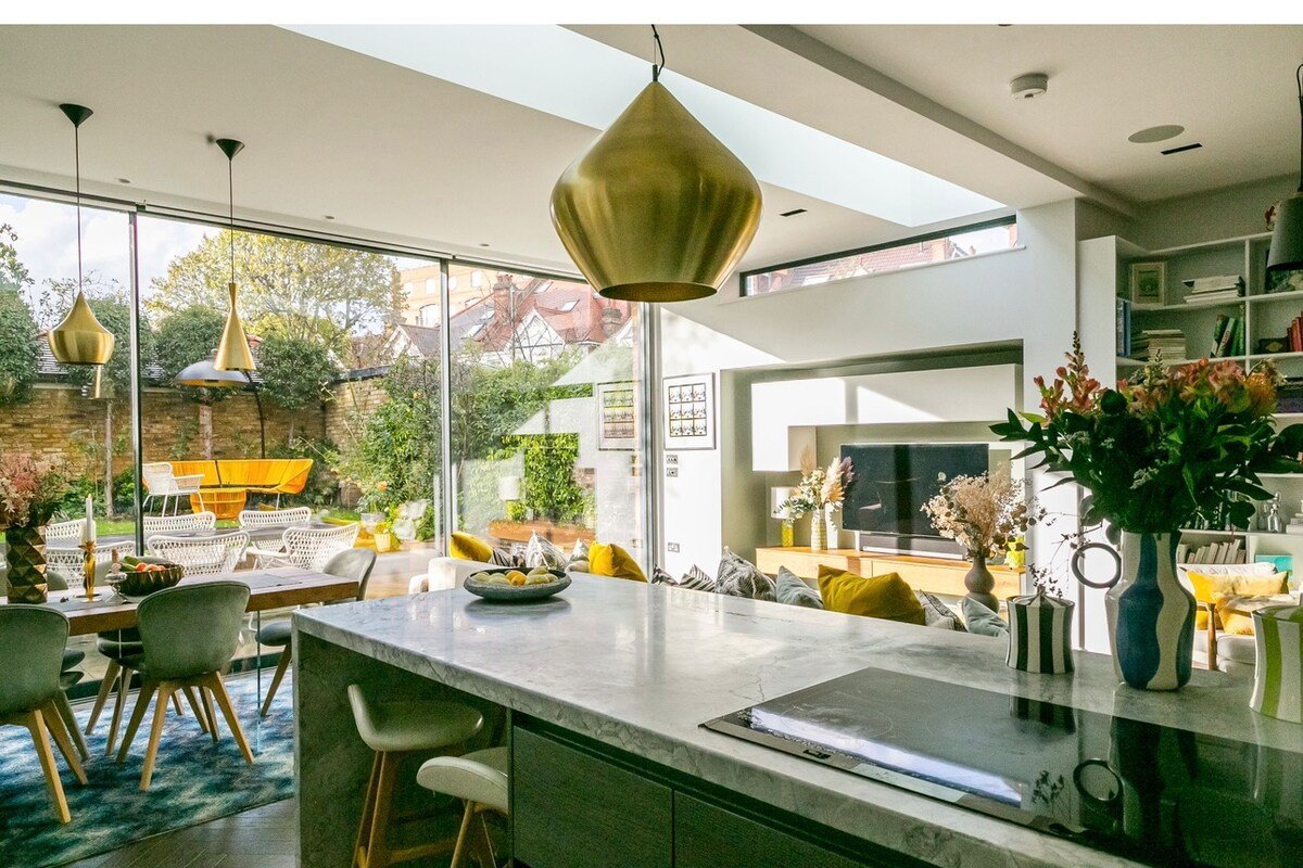 Beautifully Curated 4 Bed Family Home w/ Garden gallery image 2