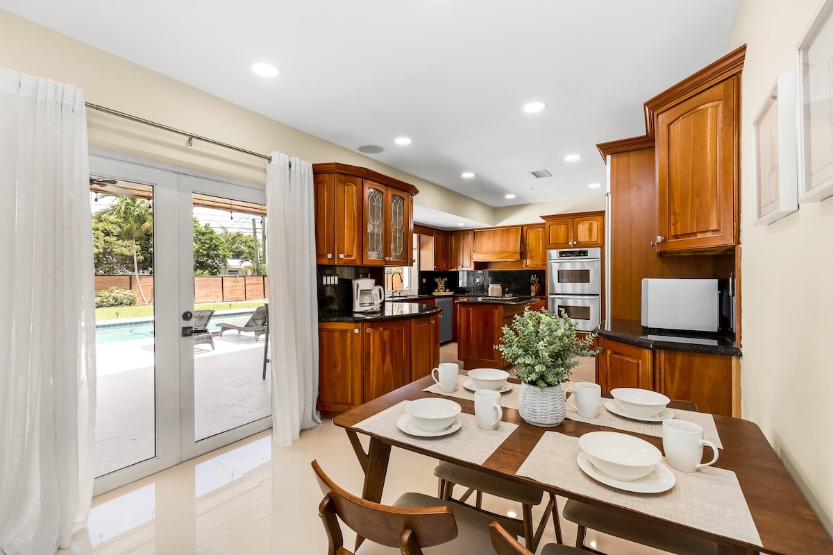 Spacious 5.5 BR Renovated Villa | Pool and Tiki gallery image 5