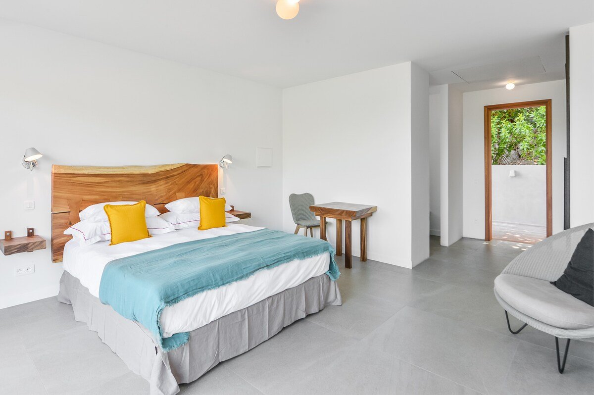 Pelican gallery image 4