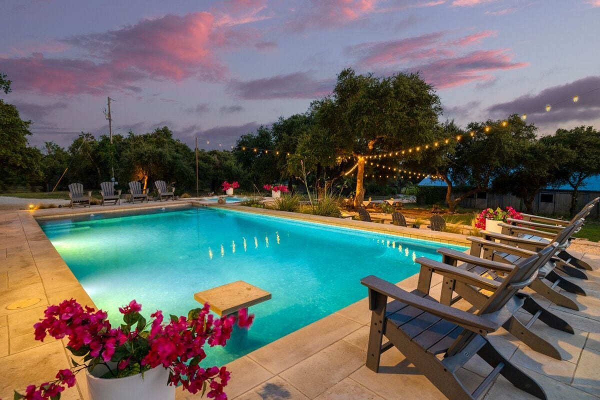 Private| Pool | Hot Tub| Fire Pit |Close to Downtn gallery image 3