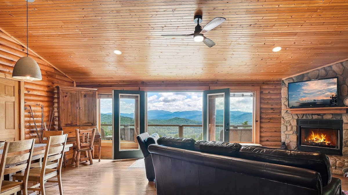 Cozy, Mountaintop Log Cabin w/Epic Views*Hot Tub gallery image 2