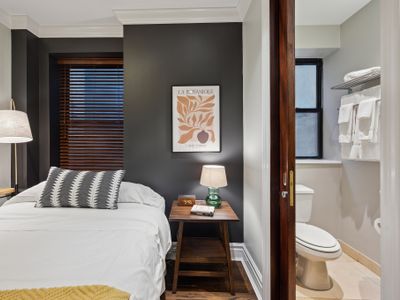 2BR Retreat with a Fireplace in Gold Coast