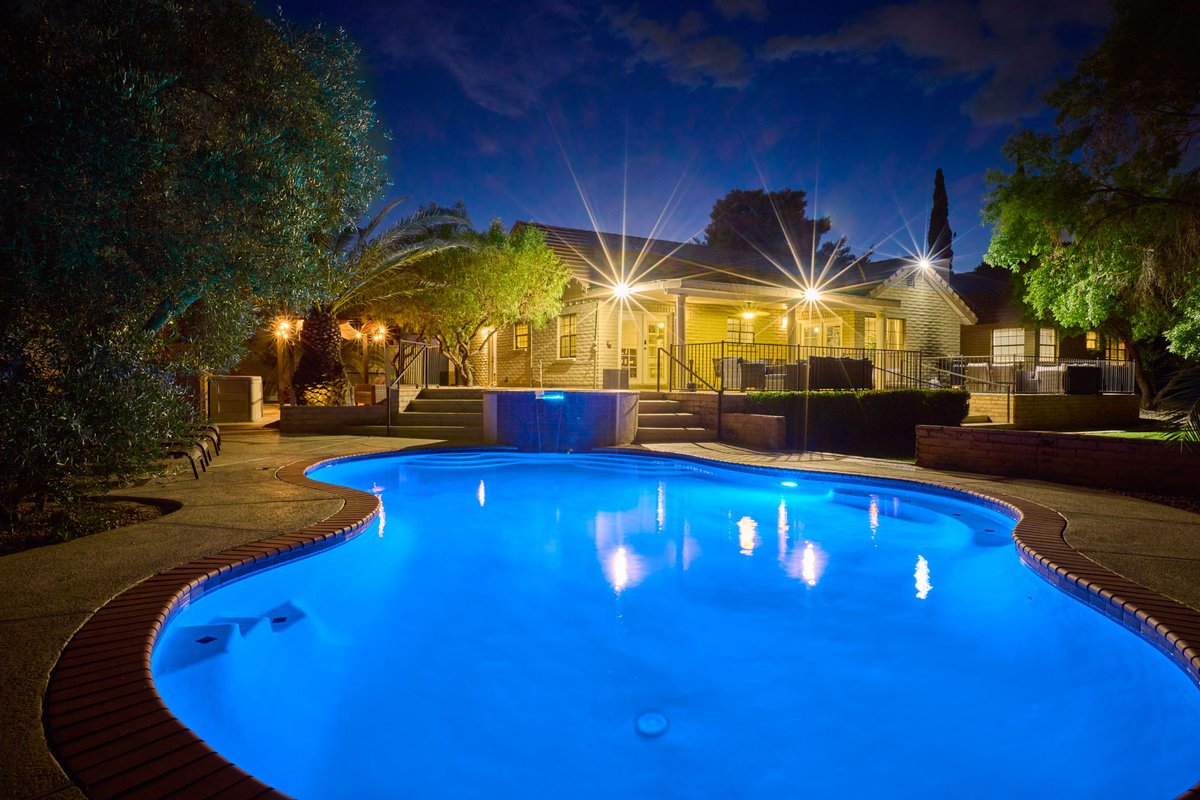 Super Private Vegas Resort! Close to the Strip!9:)