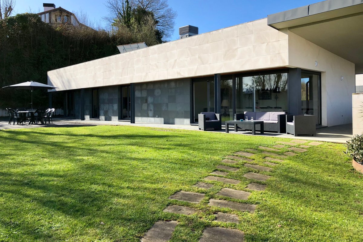 4 BEDROOM VILLA 15MIN FROM CITYCENTER PARKING WIFI