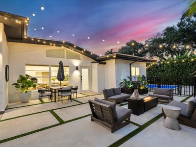 Amazing private retreat w/lake+htd pool+firetable