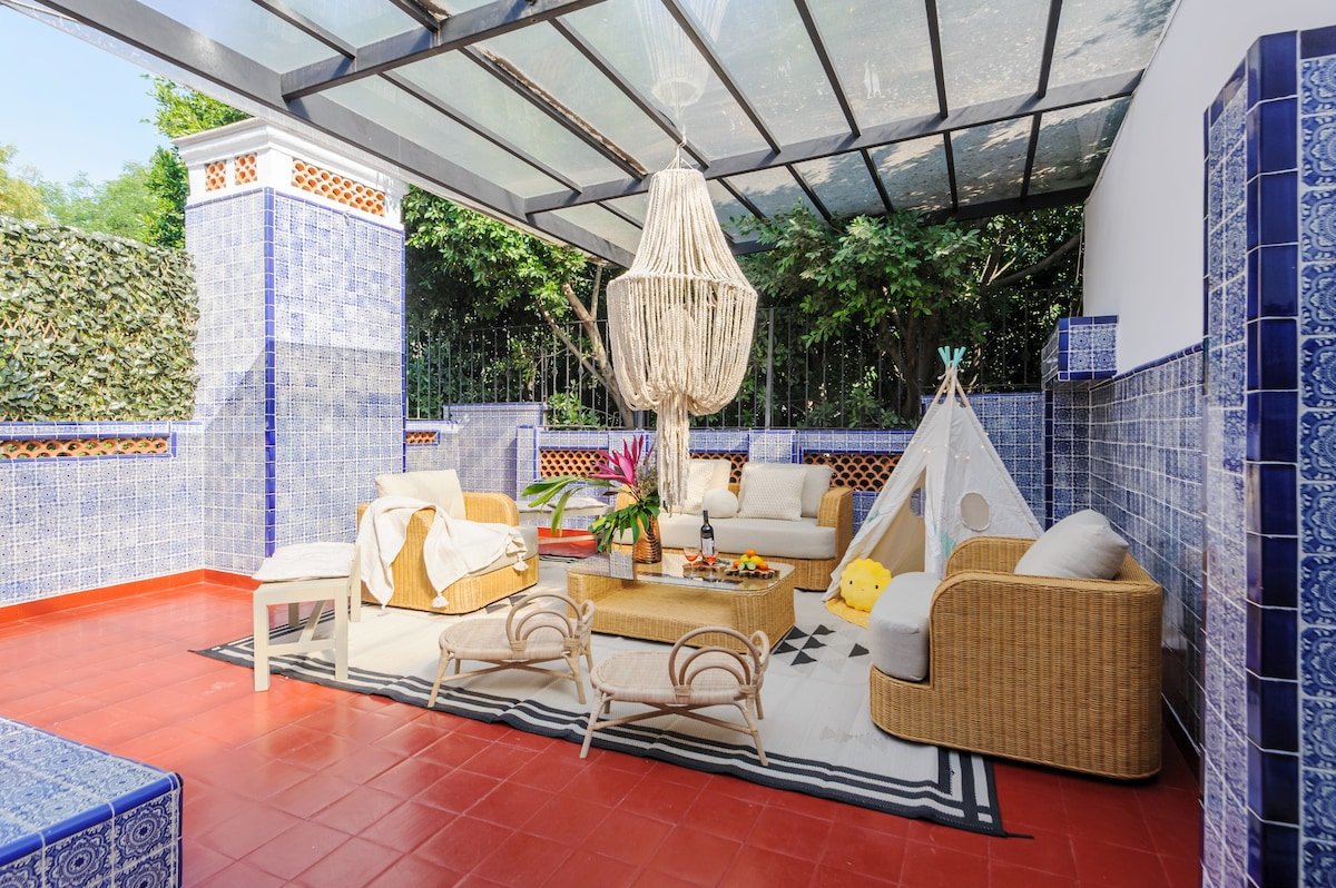 Majestic house two blocks from Parque España gallery image 2