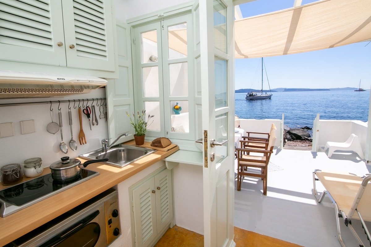 Armeni Beach House – with private boat service! gallery image 4