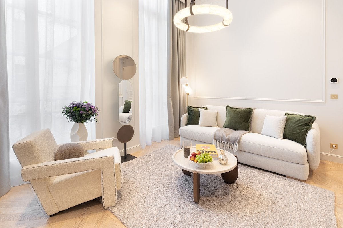 A Timeless 1-BR with Services in Louvre