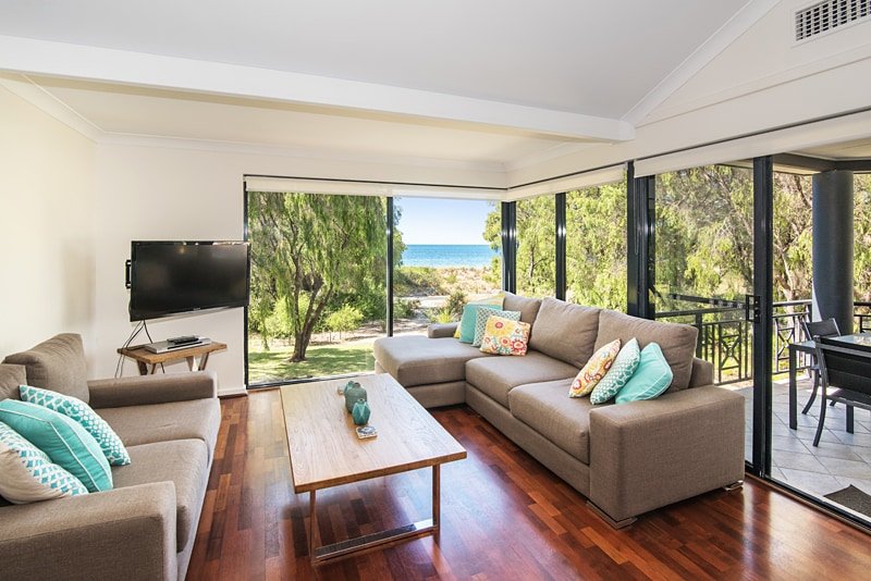 Absolute OCEAN FRONT Apartment – Sleeps 8 gallery image 3