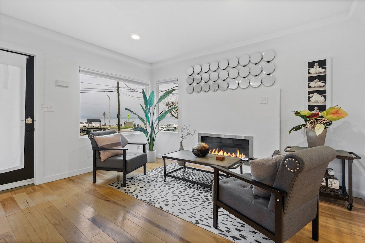 Modern Alki Beachfront Oasis gallery image 3