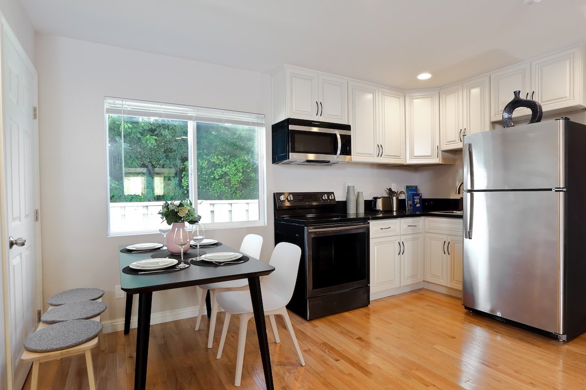 Bright Pasadena Home • Caltech Neighborhood gallery image 5