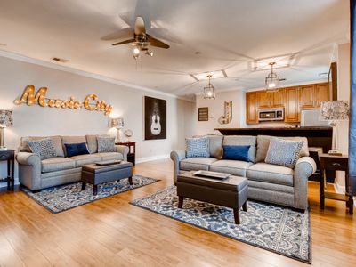 King Beds| WalktoBroad| 2 Bdr | 2 Bath | Pinnacle!