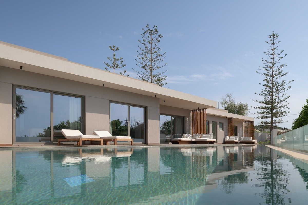 5* Luxury Living Steps from Long Sandy Beach gallery image 5