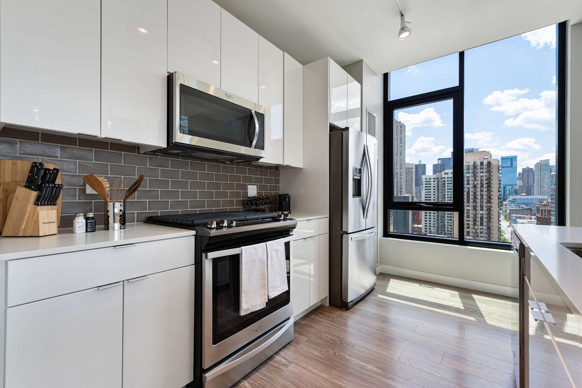 Downtown 2BR Oasis: Skyline Views + Prime Location gallery image 3