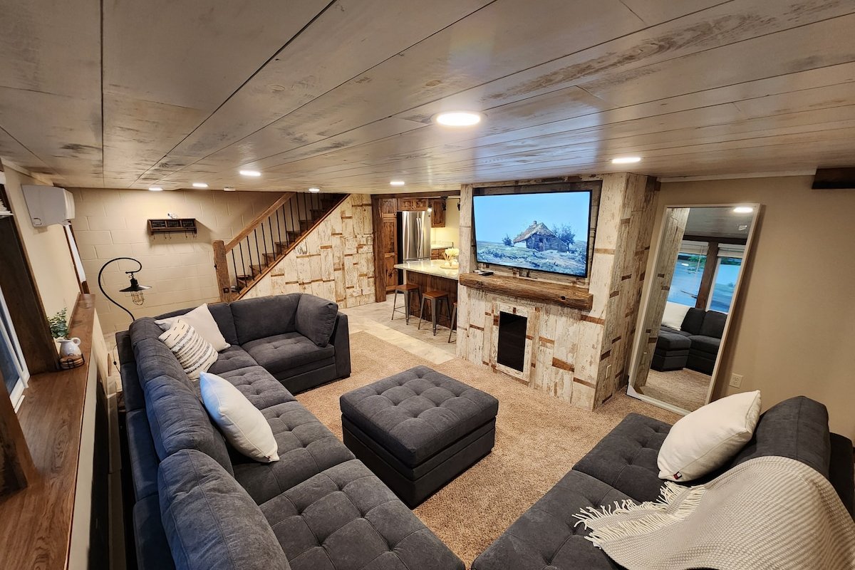 Gorgeous 5 Bedroom Remodel near Downtown Hudson! gallery image 3