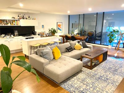 Huge 2 bed/2 bathrm apartment in heart of St Kilda