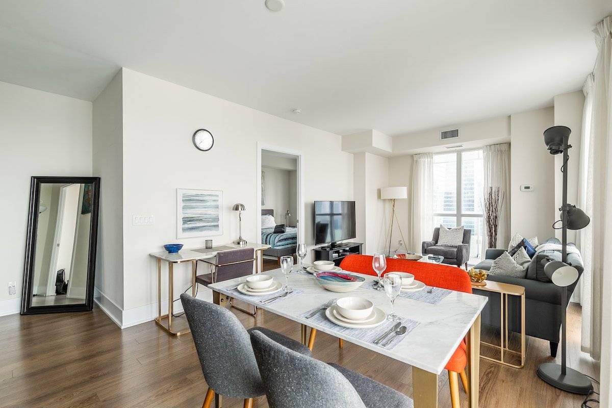 *CN Tower & Lake Views* Stylish Luxury 2Beds/2Bath gallery image 5