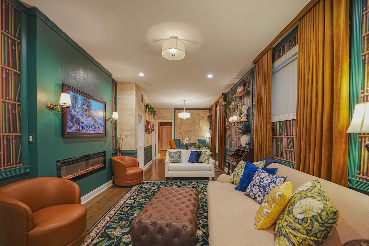 The Grand Vic: Large 5BD/3BA Home (+Garage) gallery image 3