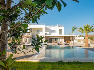 Villa Pnoe Seaside ★ Luxurious, Seafront & Private