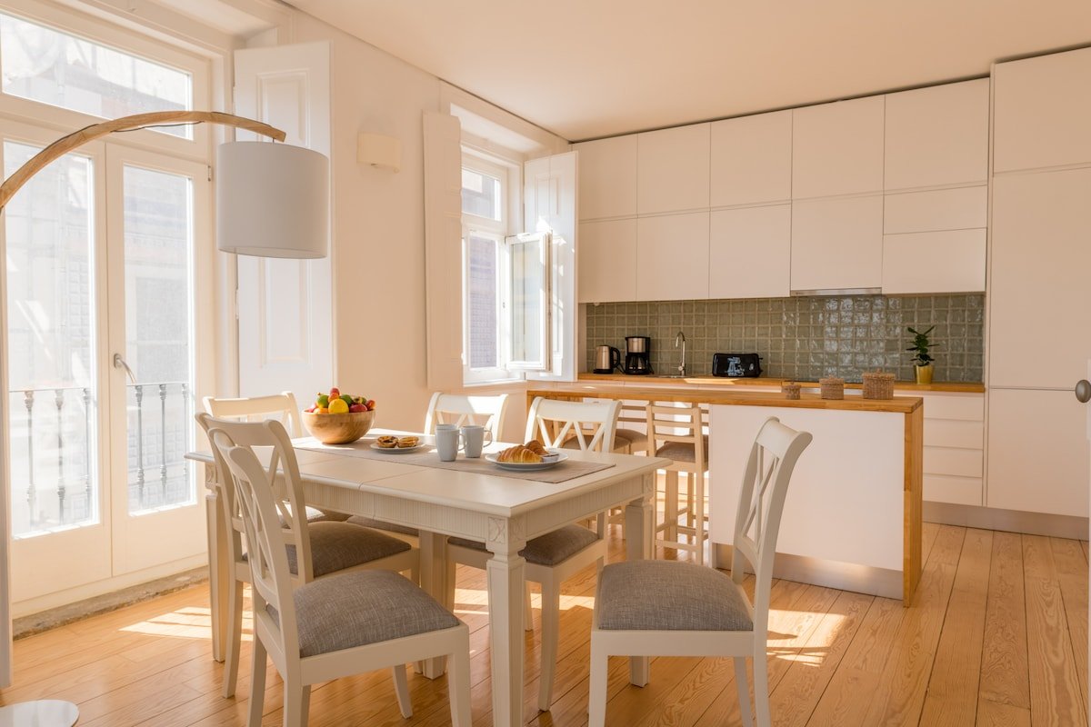 Alfama by the cathedral gallery image 3