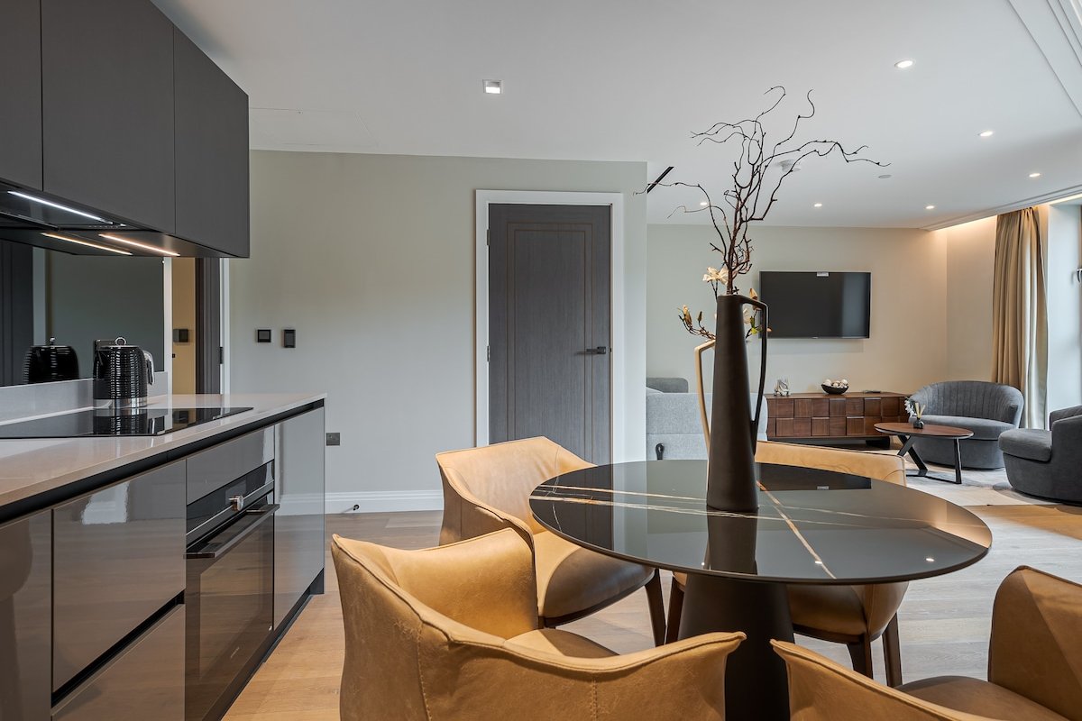 Luxury 2 bedroom Apartment in Kensington – w A/C gallery image 3