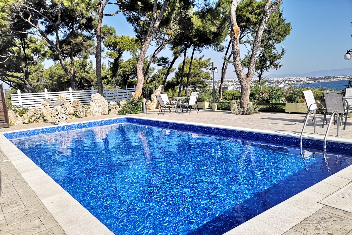 Louis Luxury Villa by living in blue gr