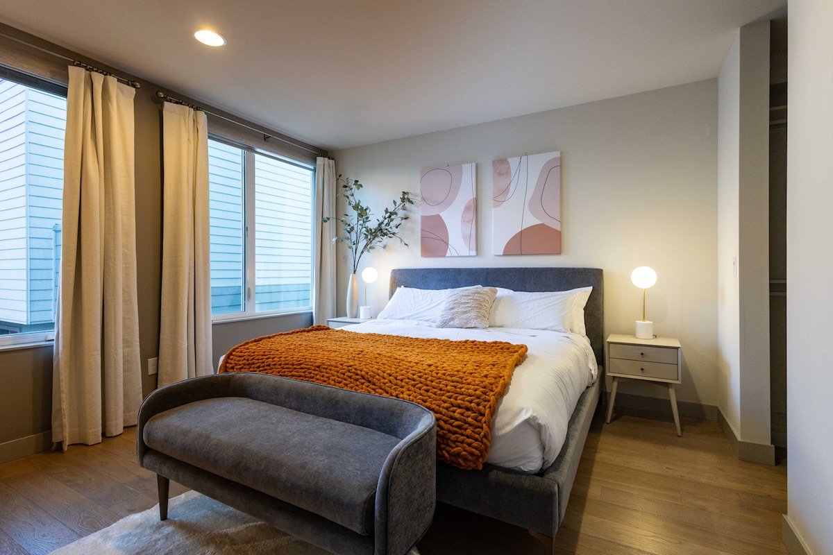 Space Needle Skyline Views | Luxury Queen Anne Gem gallery image 5