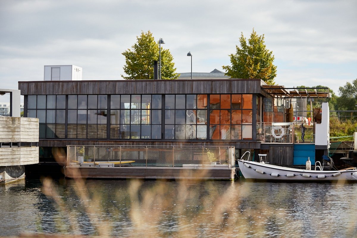 Boathouse – houseboat and evening sun Copenhagen K gallery image 3