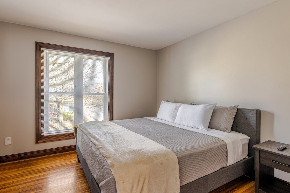 PARK PLACE: The Heart of the ROC 4bdrm-AC, Parking gallery image 5