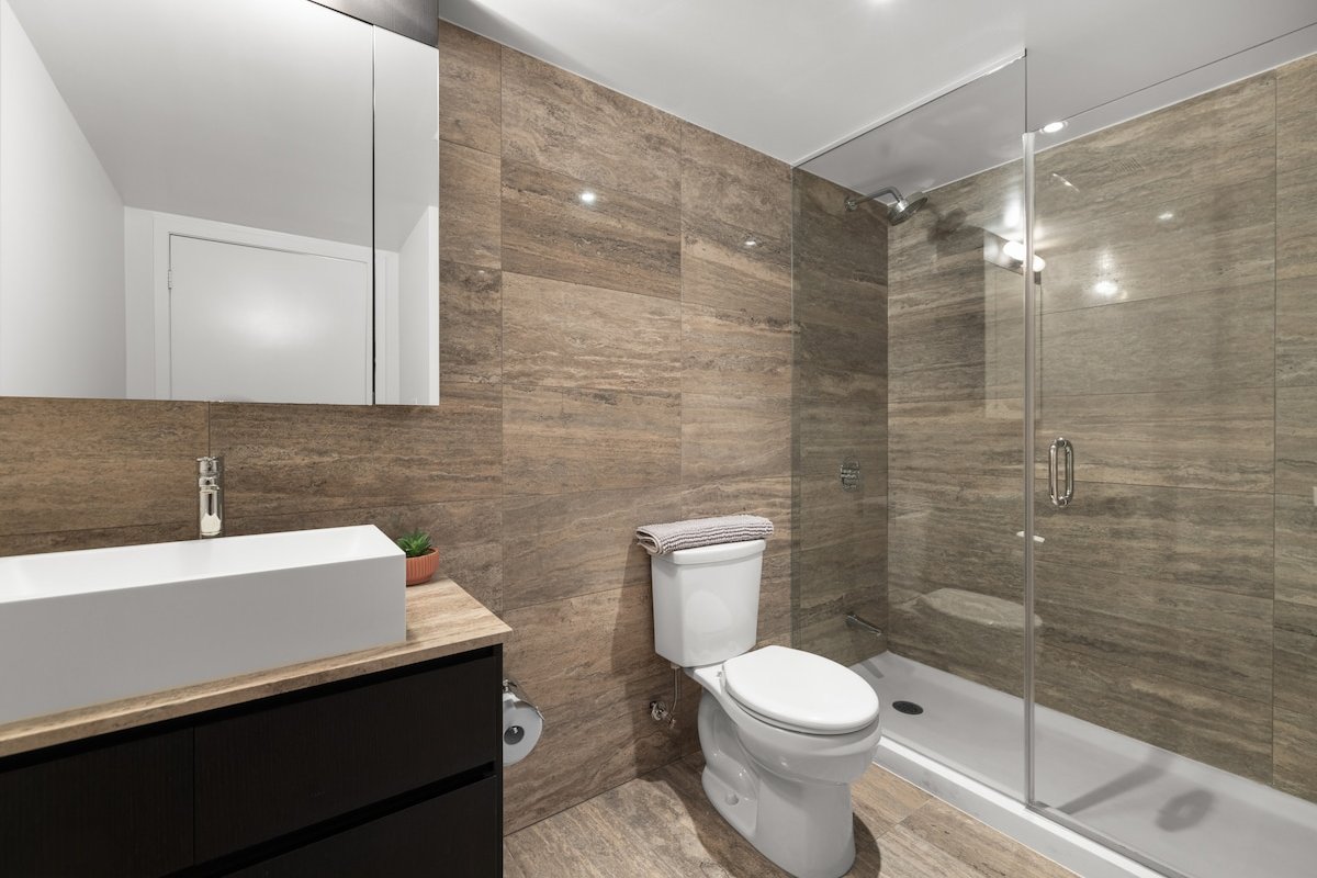 Luxury 4BR Home | King Bed| Sleeps 12 w/ Parking! gallery image 4