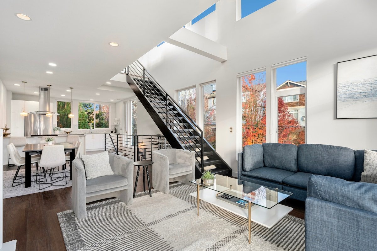 Lux Townhome: Space Needle Views with Parking gallery image 2