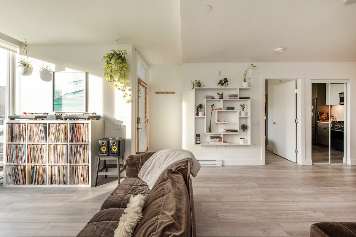 Stunning Modern Townhome, 4-Bed, 2-Bath, & Patio gallery image 4