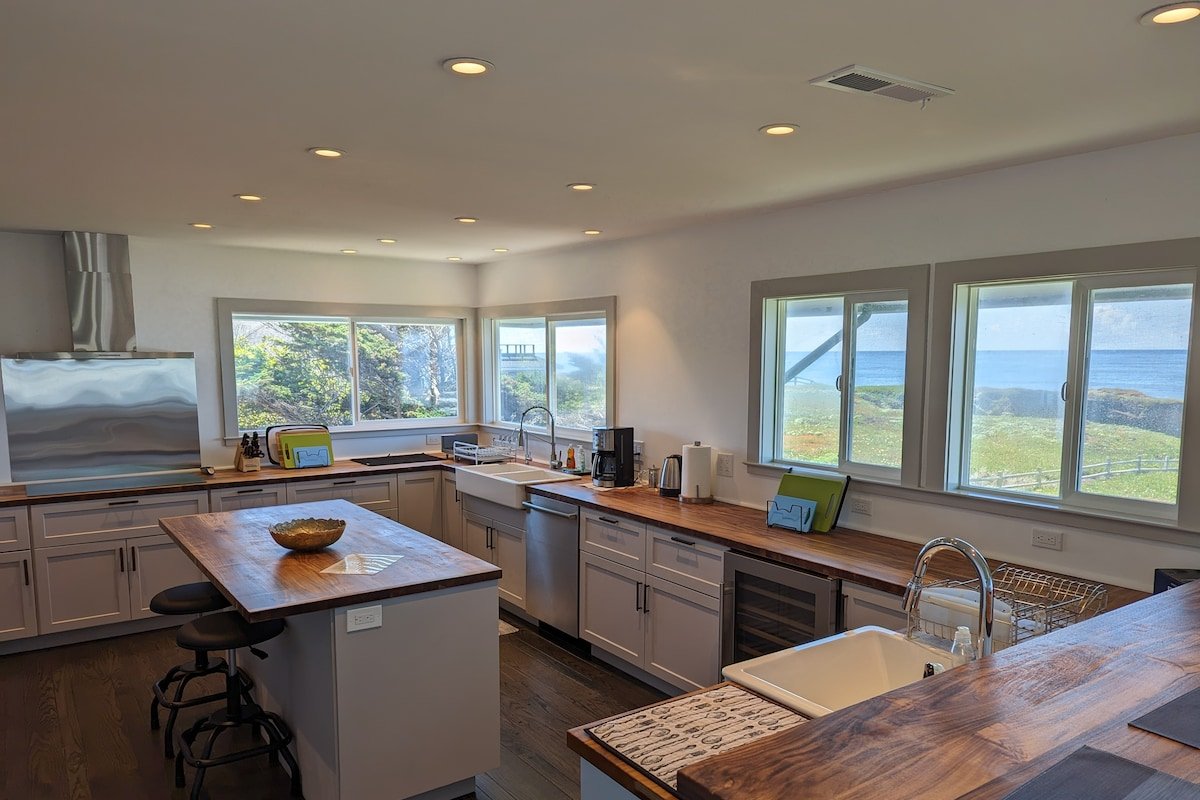 Oceanfront Views – Steps to the Beach gallery image 5