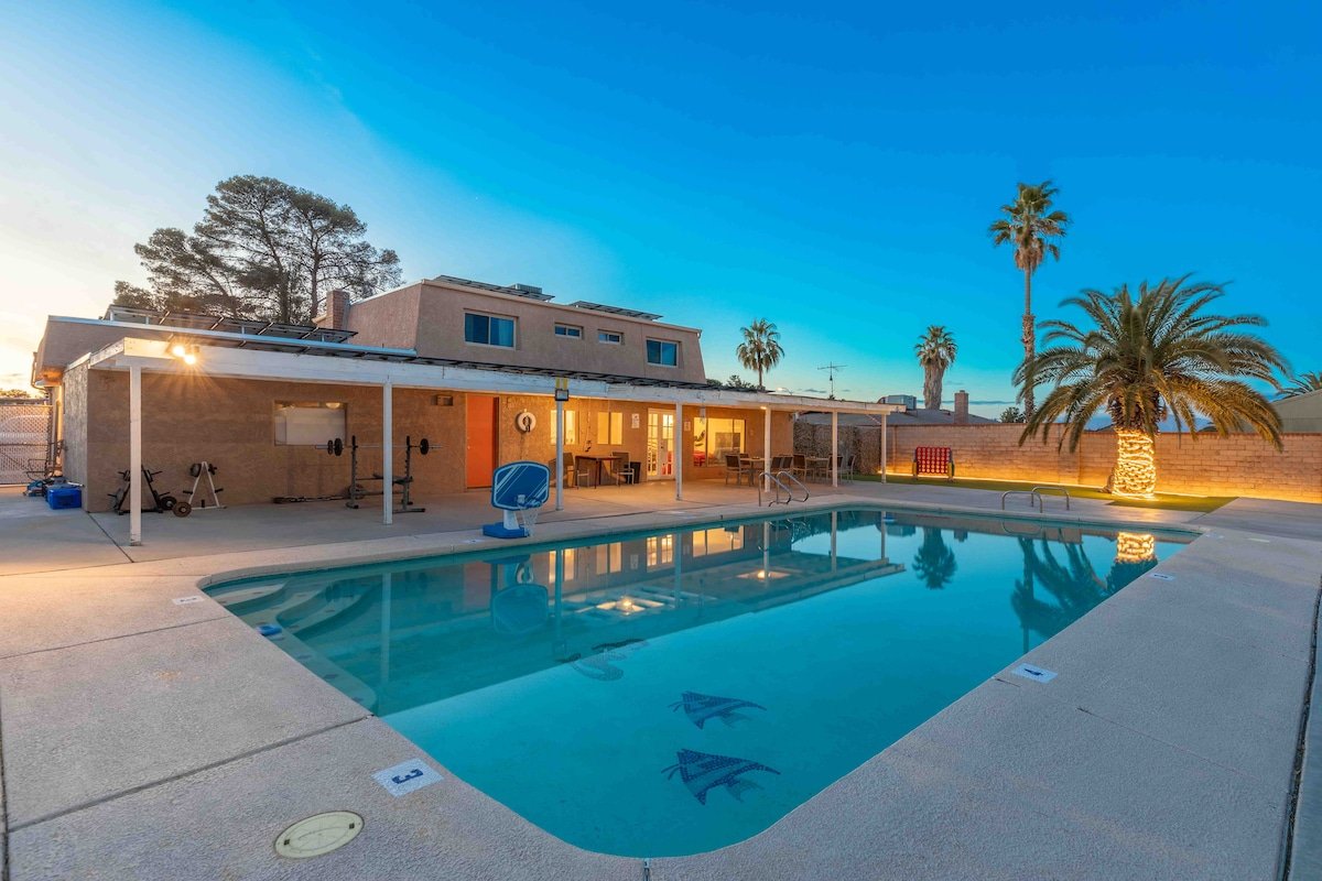 Epic 5BR Vegas Oasis: Huge Pool, All Amenities! gallery image 2