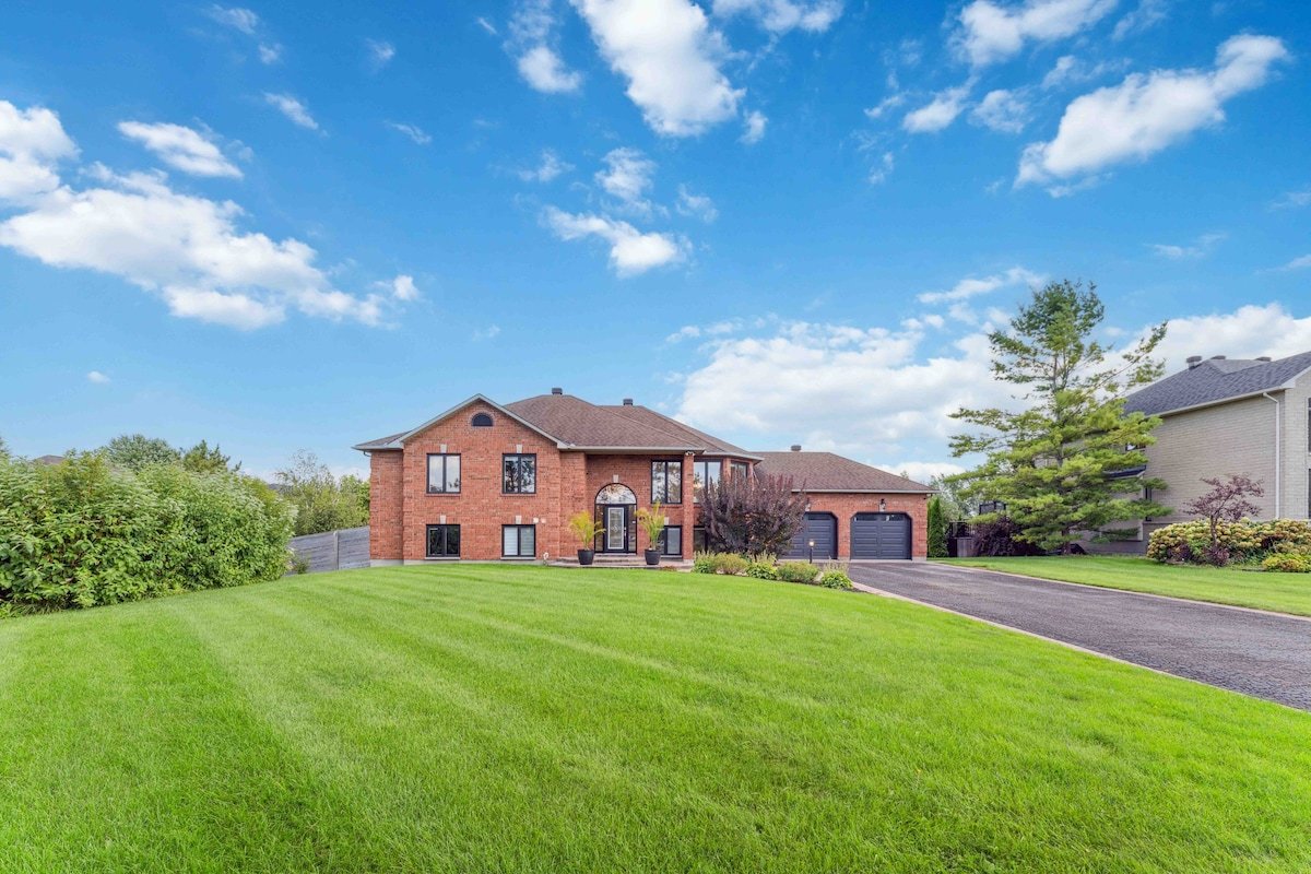 LakeHouse8MinFrom Airport 4Bed4BathHtubSaunaGym gallery image 2