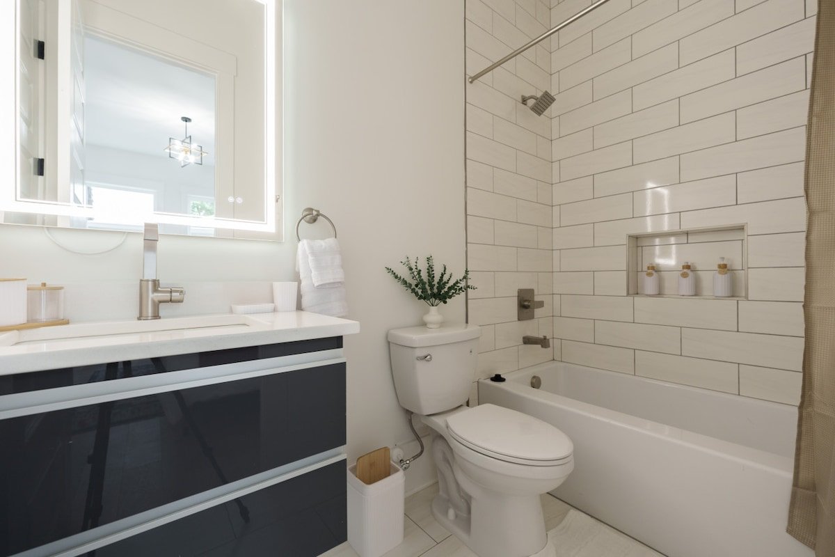 Weekend Getaway-Walk to Restaurants-2 Car Garage! gallery image 4