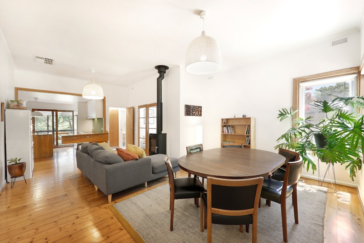 Paperbark House – Walking Distance to Everything! gallery image 4