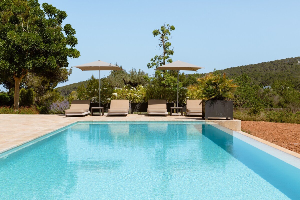 Mountain views- Countryside- Large pool- Bar area gallery image 3