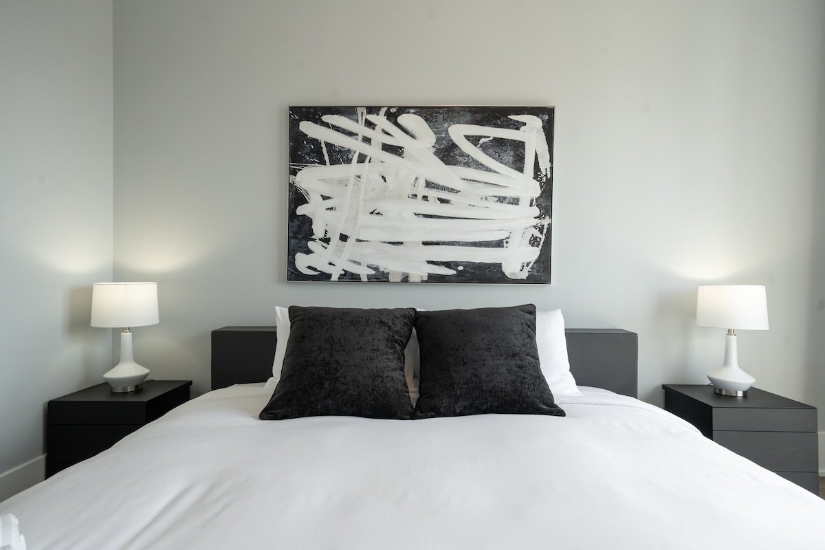 Luxe Downtown Penthouse near CN Tower (1500sq ft) gallery image 5