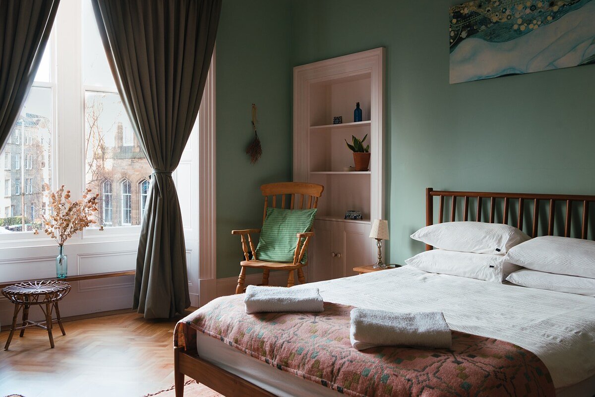 Beautiful Central Edinburgh apartment gallery image 2