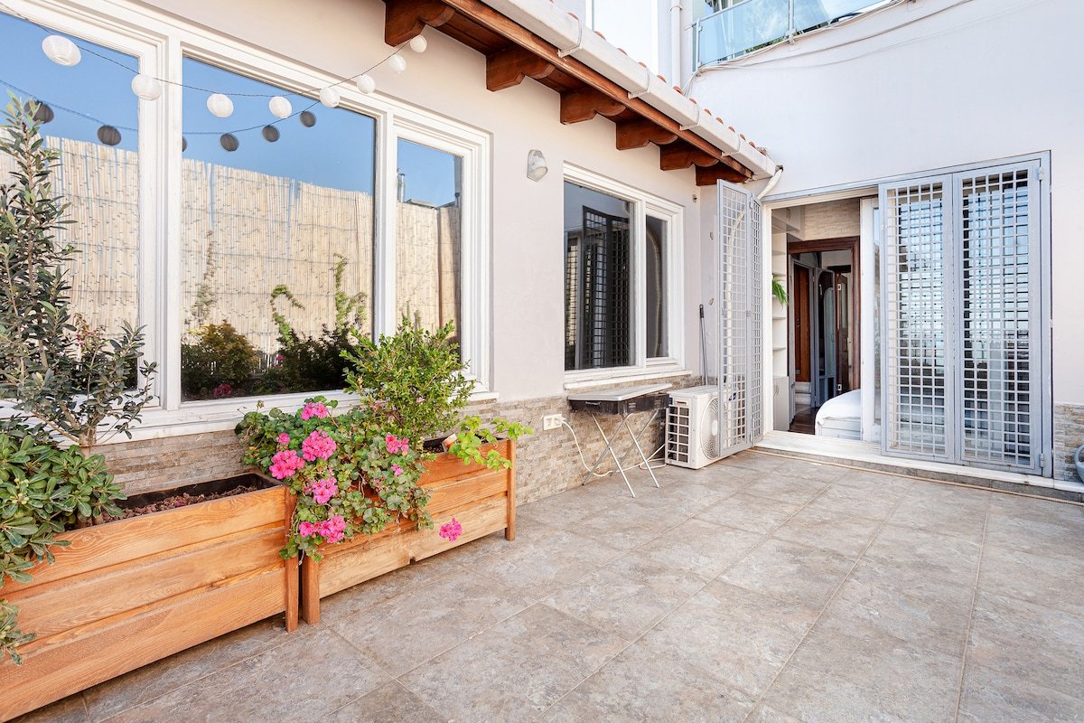 Triplex-14Pax-Center-Galata-3Rooftops-6Bdroom-4Bd gallery image 5