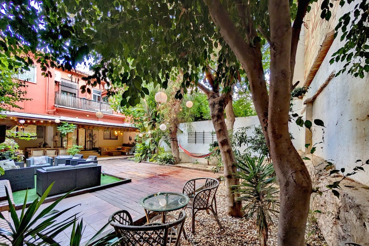 Huge 5 Bed Townhouse w/Gardens Perfect for Groups gallery image 4