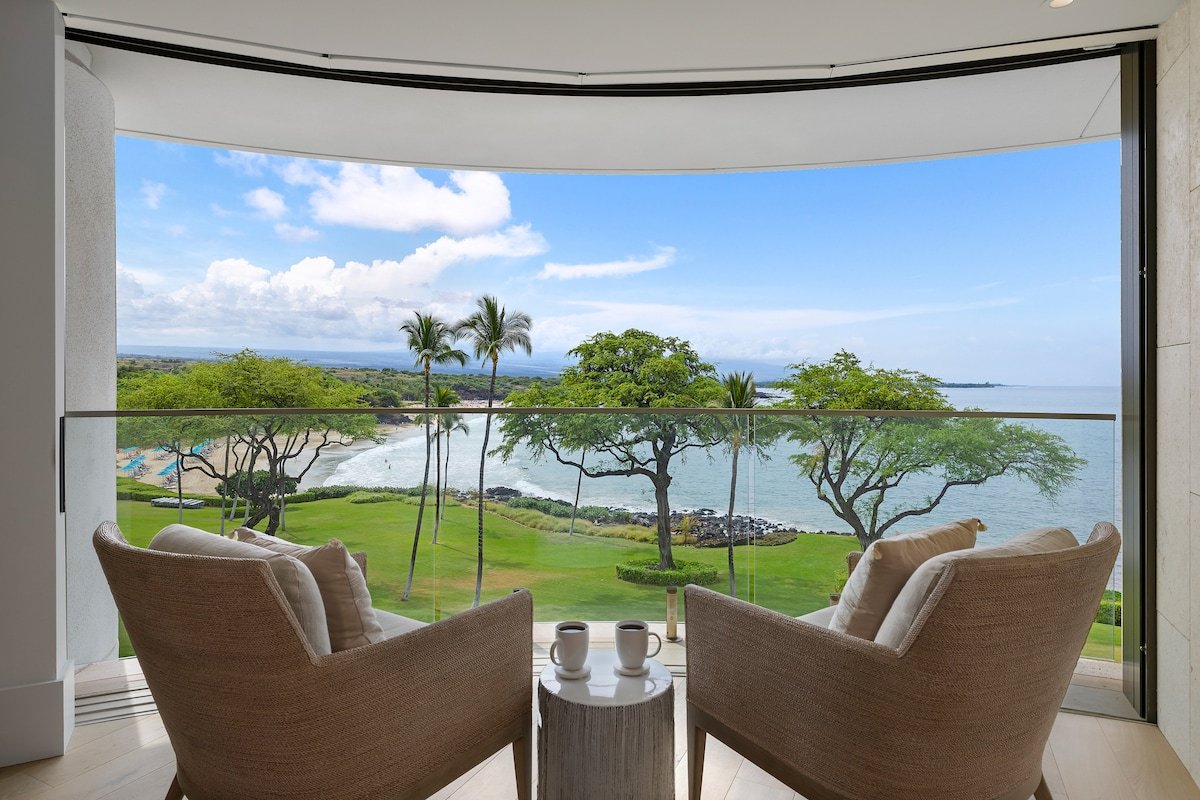 Stunning Oceanfront Penthouse – Steps from Beach gallery image 2