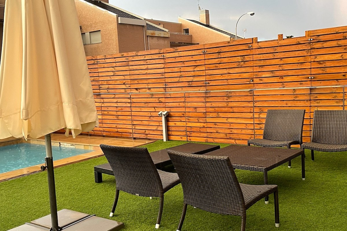 Villa cuatro pisos , jardin con piscina y barbacoa gallery image 5