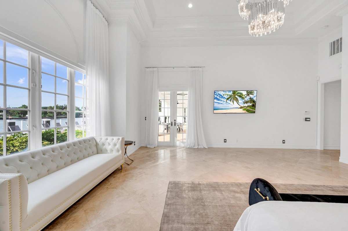 Waterfront Luxury Villa | Heated Pool | Coral Key gallery image 3