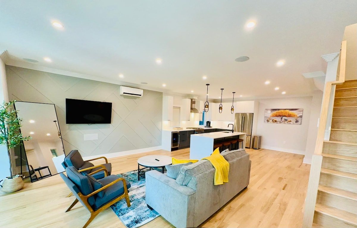 Beautiful Spacious Modern 4BR 2.5BA Duplex Condo gallery image 3