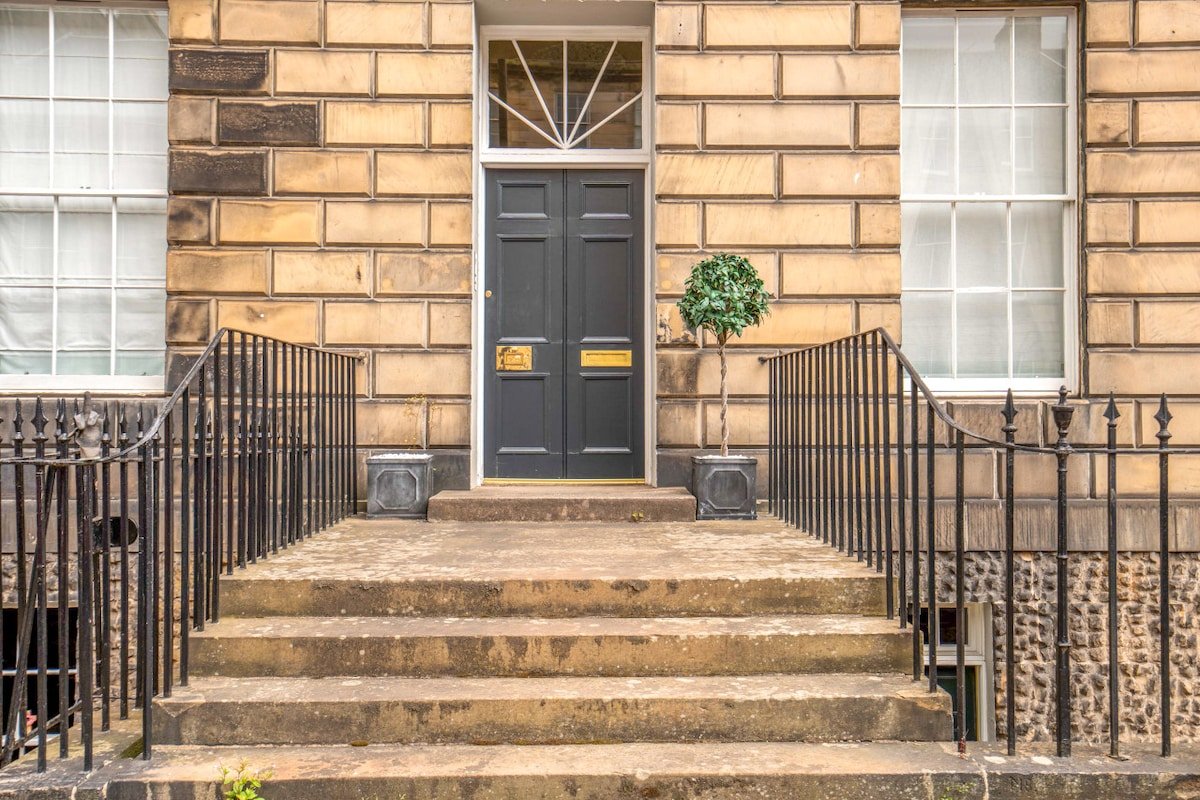 Georgian Splendor in Central Edinburgh gallery image 3